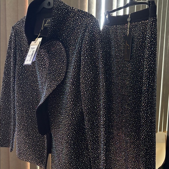 Black and Stones - Picture 3 of 4